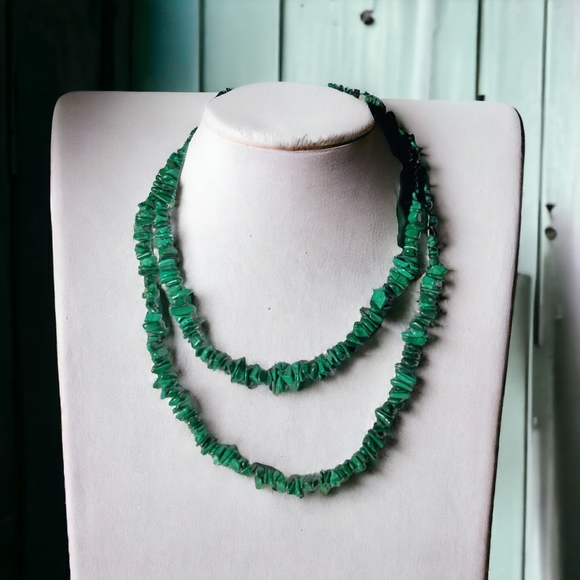 NATURAL Malachite chip 34 inch Necklace - Picture 2 of 3